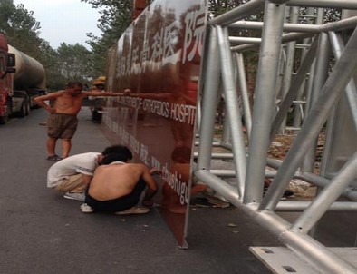 門架標(biāo)牌施工現(xiàn)場(chǎng)